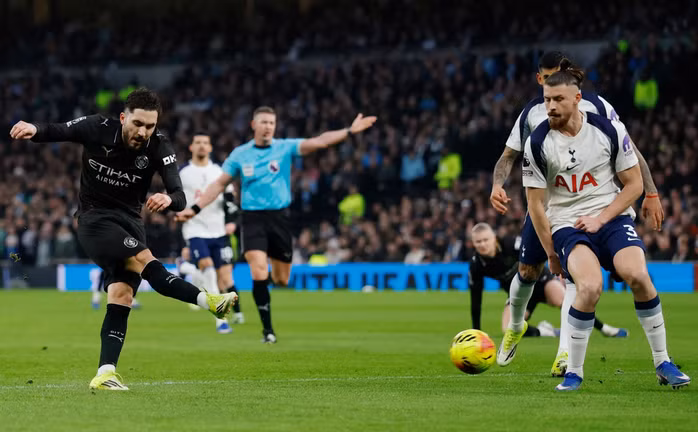 Rayan Cherki mở tỉ số cho đội khách Man City