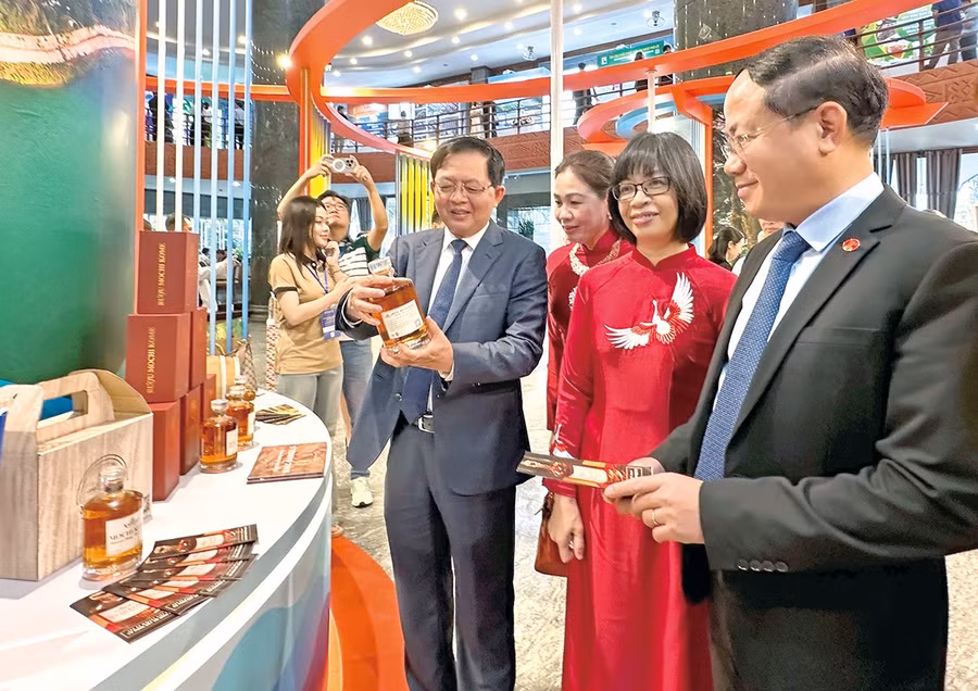 Lãnh đạo tỉnh cam kết đồng hành cùng các nhà đầu tư khi đến đầu tư tại Gia Lai. Ảnh: Hà Duy