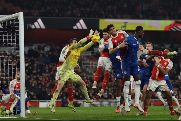 Arsenal cũng vất vả trong các pha không chiến do Chelsea khởi xướng.