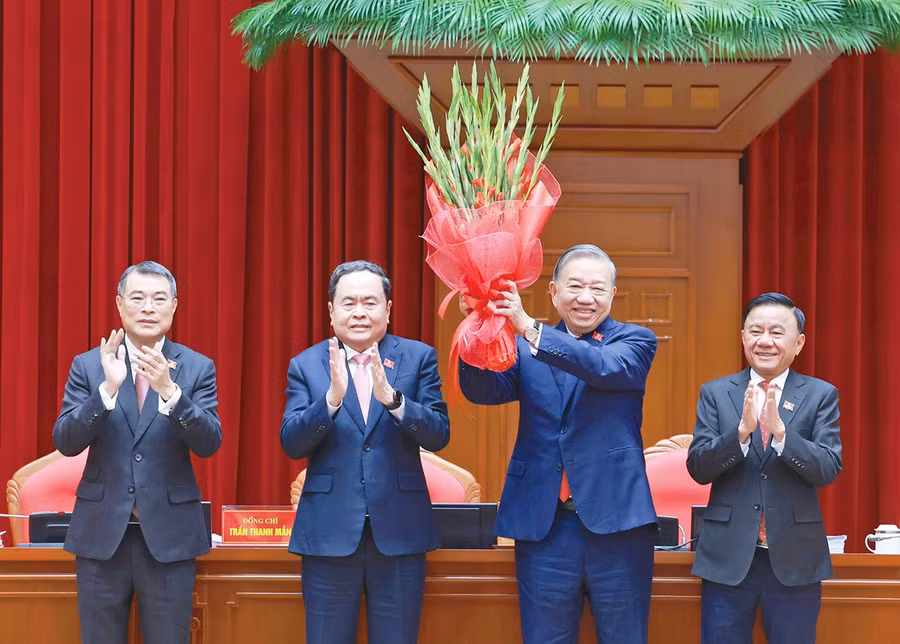 Chủ tịch Quốc hội Trần Thanh Mẫn, Thường trực Ban Bí thư Trần Cẩm Tú, Trưởng Ban Tổ chức Trung ương Lê Minh Hưng chúc mừng Tổng Bí thư Tô Lâm tái đắc cử. Ảnh: TTXVN