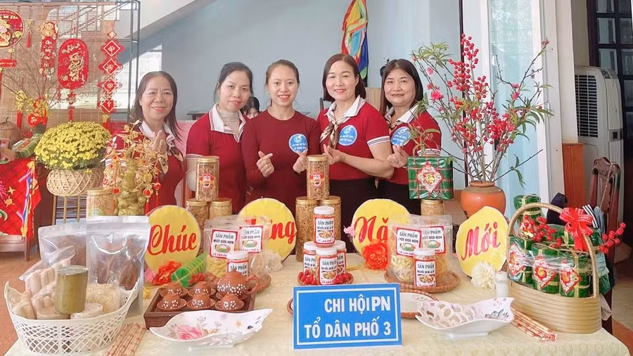 Các gian hàng tHam gia Hội thi “Hội viên phụ nữ khéo tay làm bánh ngọt - mứt - dưa kiệu ngày Tết “do Hội Liên hiệp phụ nữ xã Chư Păh tổ chức. Ảnh: Chu Hằng