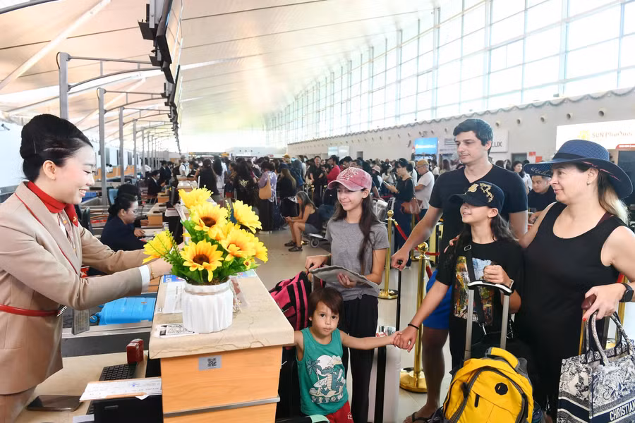 Sân bay Phú Quốc liên tục xác lập những cột mốc ấn tượng về lượng khách trong kỳ nghỉ đầu tiên của năm mới