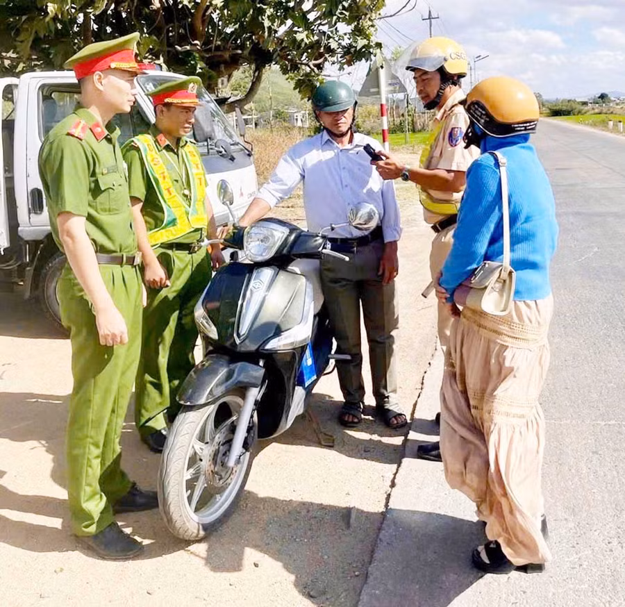 Đội Cảnh sát giao thông đường bộ số 1 phối hợp với lực lượng Công an cơ sở kiểm soát giao thông đoạn qua địa bàn xã Chư Sê. Ảnh: ĐVCC