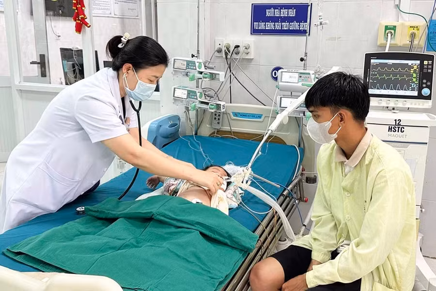 Bác sĩ CKI Phan Thị Thùy Trang - Trưởng Khoa Hồi sức tích cực chống độc (Bệnh viện Nhi tỉnh) thăm khám bệnh cho bệnh nhi ngày 16-2. Ảnh: Như Nguyện