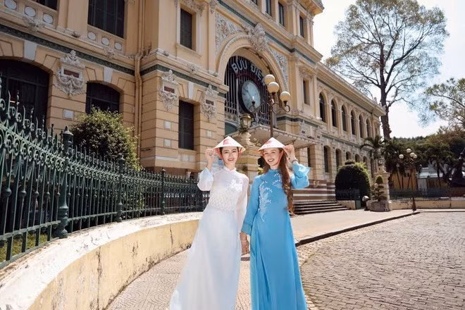Miss World Scotland 2024 khám phá những điểm đến biểu tượng của Thành phố Hồ Chí Minh. (Ảnh: CTV/Vietnam+)