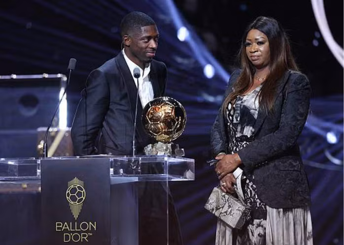 Dembele và mẹ tại gala trao giải