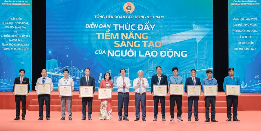 Tổng Liên đoàn Lao động Việt Nam tặng bằng khen cho các cá nhân có thành tích tiêu biểu tại Ngày hội Lao động sáng tạo năm 2025, trong đó có giảng viên Lê Tấn Hòa, Trường Cao đẳng Kỹ thuật Công nghệ Quy Nhơn (bìa phải).