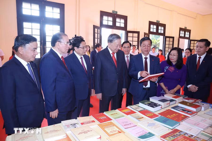 Tổng Bí thư Tô Lâm và các đồng chí lãnh đạo, nguyên lãnh đạo Đảng, Nhà nước xem trưng bày sách tại Đại hội. (Ảnh: Thống Nhất/TTXVN)