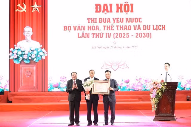 HLV Mai Đức Chung (giữa) nhận thành quả xứng đáng