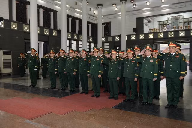 Đoàn đại biểu Quân uỷ Trung ương Bộ Quốc phòng do Đại tướng Phan Văn Giang, Bộ trưởng Bộ Quốc phòng dẫn đầu vào viếng