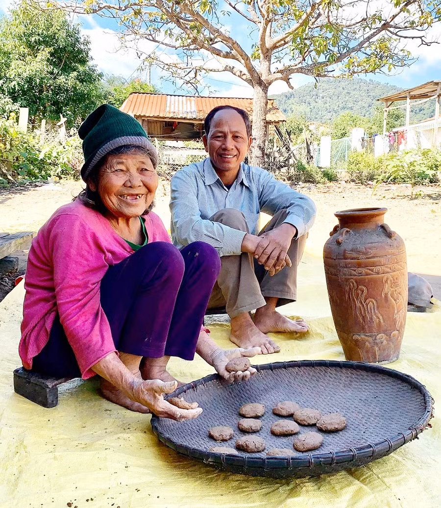 2-ba-hmon-ngoi-ben-hien-nha-de-vat-nhung-banh-men-chuan-bi-cho-viec-u-ruou-can-truyen-thong.jpg