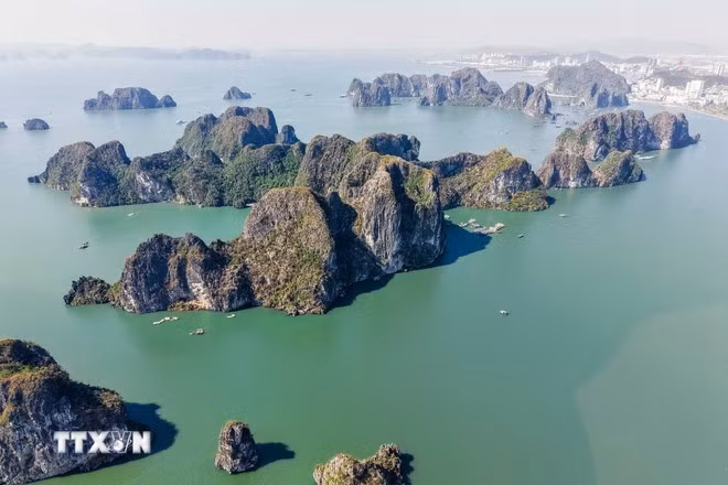 Vịnh Hạ Long có 1969 hòn đảo, chủ yếu là đảo đá vôi. (Ảnh: Hoàng Hiếu/TTXVN)