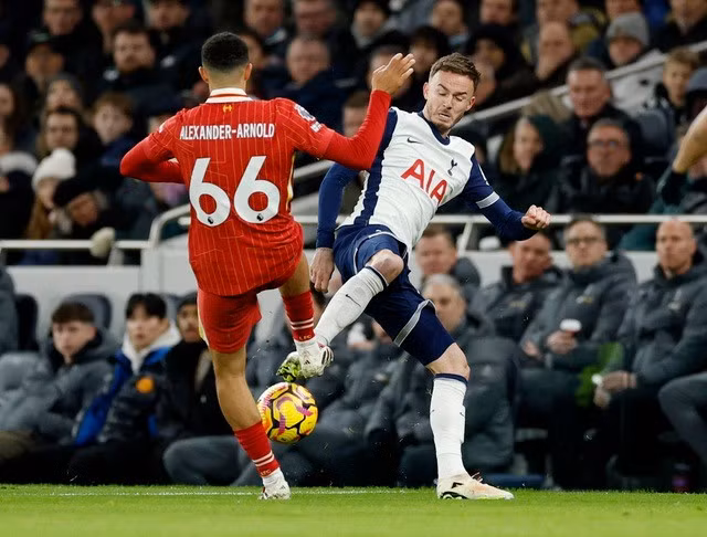 James Maddison rút ngắn tỉ số cho chủ nhà