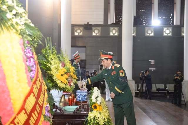 Đại tướng Phan Văn Giang viếng Đại tướng Nguyễn Quyết