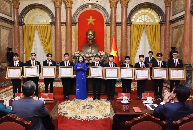 trao-huan-chuong-lao-dong.jpg
