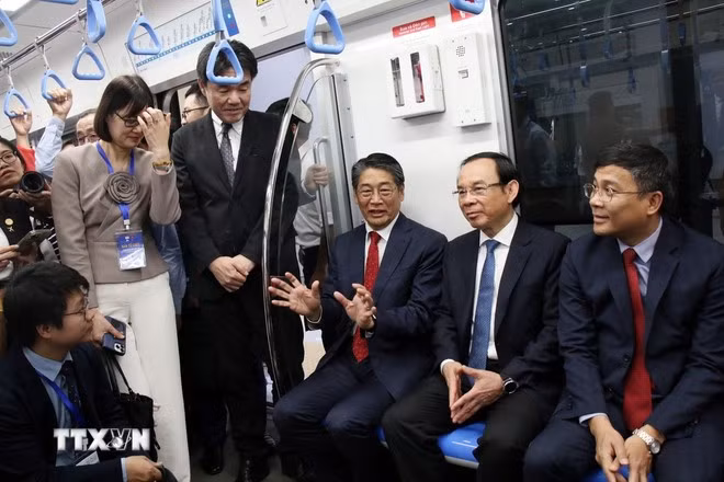 Bí thư Thành ủy Thành phố Hồ Chí Minh Nguyễn Văn Nên cùng các đại biểu trên tàu metro số 1. (Ảnh: Tiến Lực/TTXVN)