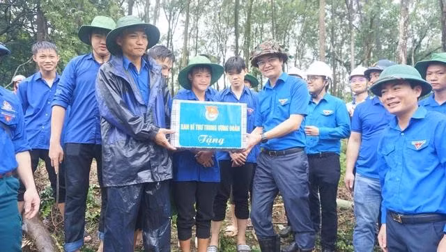 Bí thư thứ nhất T.Ư Đoàn thăm các thanh niên tình nguyện tỉnh Nghệ An hỗ trợ dự án làm đường dây 500kV mạch 3. ẢNH: MINH HẢI