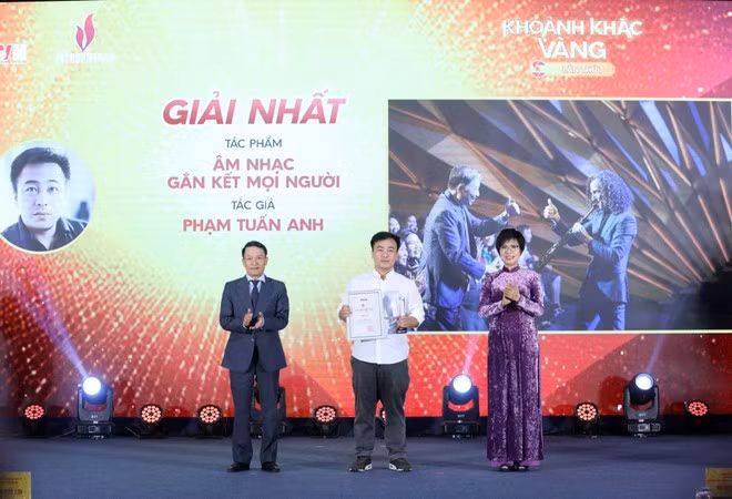 Tác giả Phạm Tuấn Anh giành Giải Nhất ở thể loại ảnh đơn với bức ảnh Tổng Bí thư Tô Lâm và nghệ sỹ Kenny G. (Ảnh: Phạm Kiên/TTXVN)