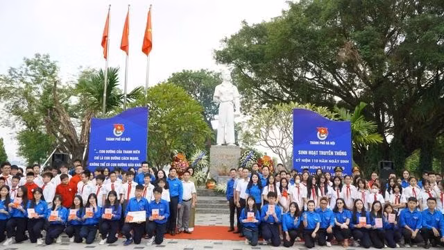 Đoàn thanh niên TP.Hà Nội hoạt động kỷ niệm 110 năm ngày sinh anh Lý Tự Trọng. ẢNH: CTV