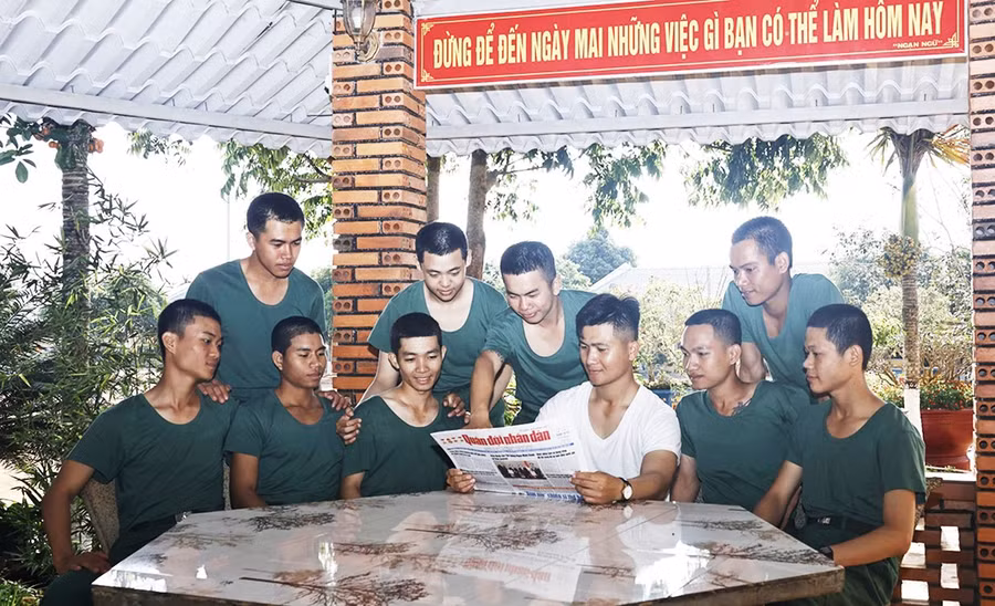 2thanh-nien-quan-doan-3-tim-hieu-thong-tin-phap-luat-qua-sach-bao.jpg