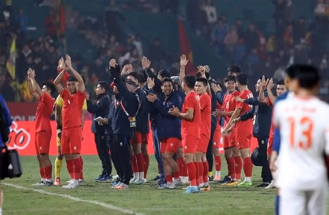 CĐV đều mong có thể tiếp thêm sức mạnh cho thầy trò HLV Kim Sang-sik giành chiến thắng, vào chung kết AFF Cup 2024. ẢNH: NGỌC LINH