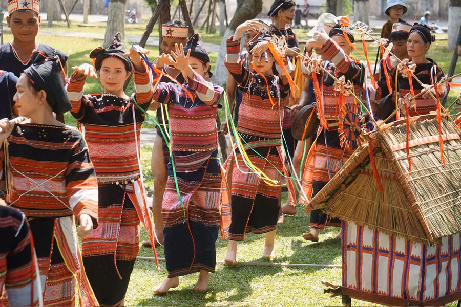 2xoang-bahnar-anh-hung-hoa-lu-kem-bai-mua-tay-nguyen.jpg