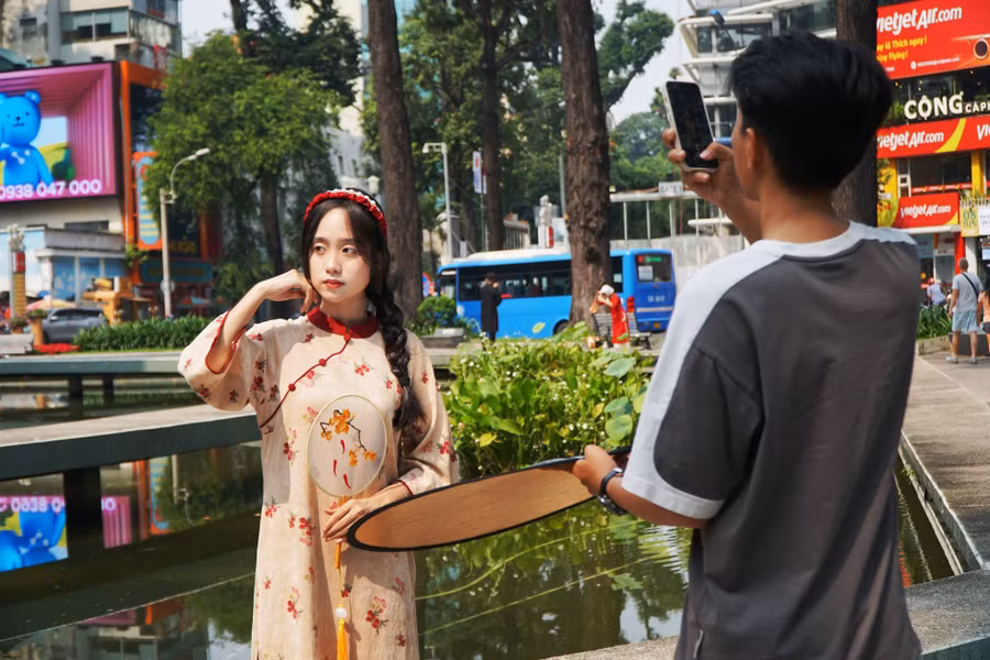 Hồ Con Rùa cũng là địa điểm thu hút giới trẻ đến check-in dịp này. Với nét hoài cổ đặc trưng của Sài Gòn xưa, hồ Con Rùa được nhiều cô gái lựa chọn cho bộ ảnh mang hơi hướng cổ điển.