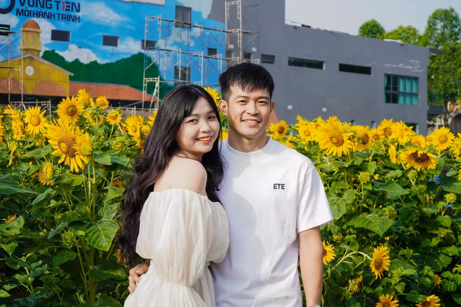 Nhiều cặp đôi chọn vườn hoa để ngắm cảnh, vui chơi và chụp hình. ẢNH: PHAN HƯƠNG