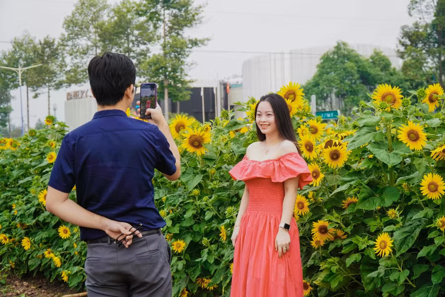 Bạn trẻ chụp hình cho nhau. ẢNH: PHAN HƯƠNG