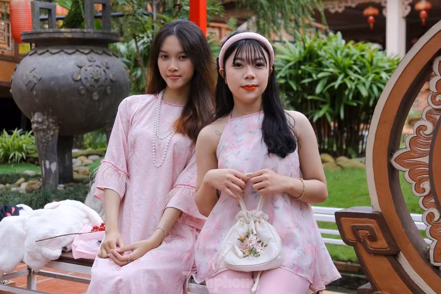 Bên trang phục áo dài truyền thống với đủ các phụ kiện như hoa đào, giỏ tre, ô dù… các "nàng thơ" tự tin tạo dáng, khoe sắc.