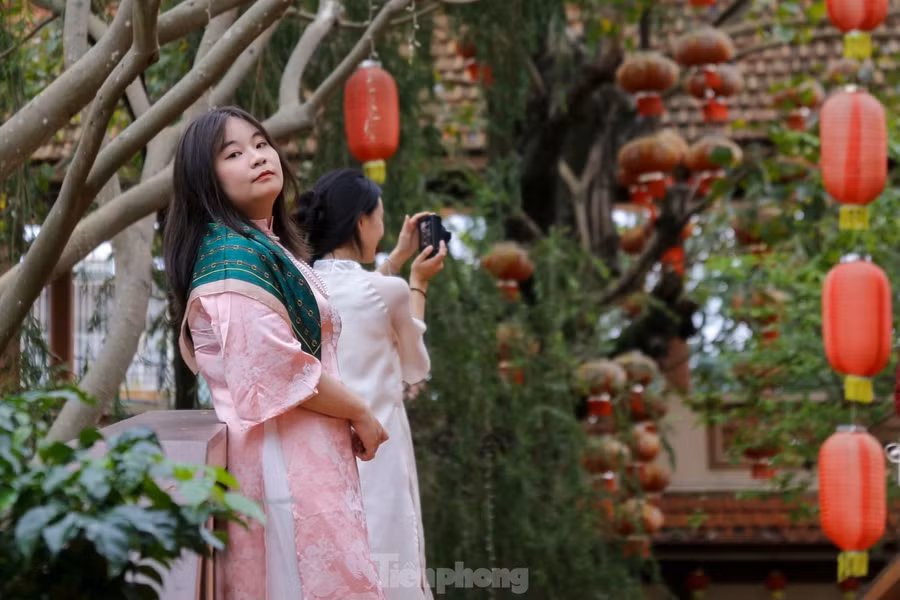 Bạn trẻ thả dáng, chụp hình lưu giữ những khoảnh khắc đẹp cùng nhau.