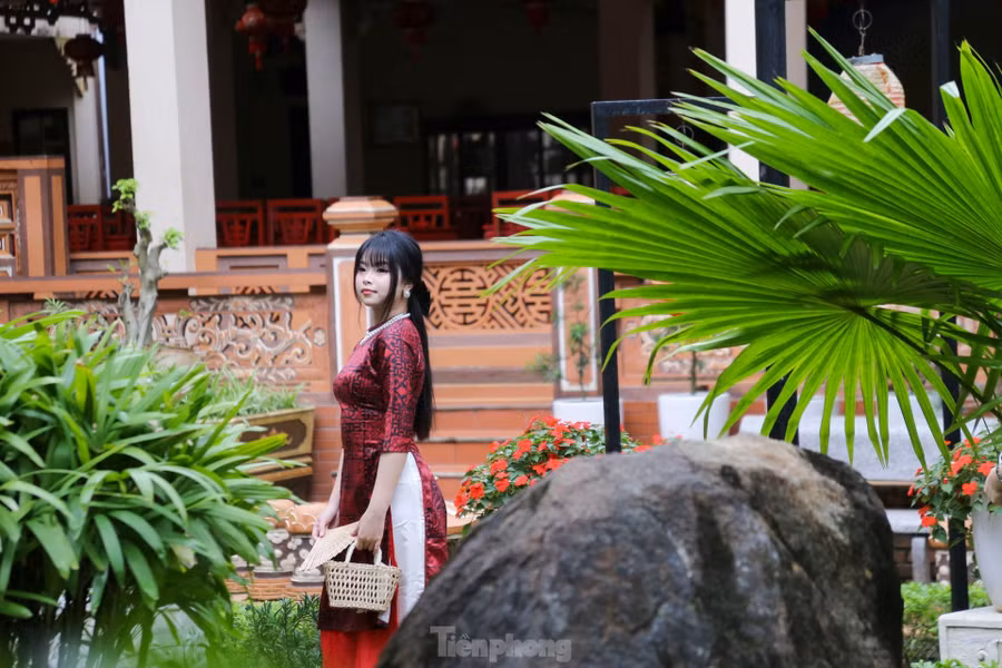 "Tà áo dài không chỉ tôn lên vẻ đẹp dịu dàng của người phụ nữ, mà còn lan tỏa nét đẹp văn hóa, đất nước con người Việt Nam", Trúc Giang (trú quận Cẩm Lệ) chia sẻ.