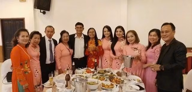 Hoạt động của Hội Người Việt ở tỉnh Champasak vào những ngày lễ truyền thống của VN. ẢNH: NVCC