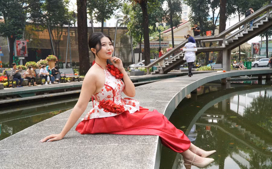 Không chỉ áo dài truyền thống, nhiều mẫu áo dài cách tân cũng được các bạn trẻ lựa chọn cho bộ ảnh Tết của mình.