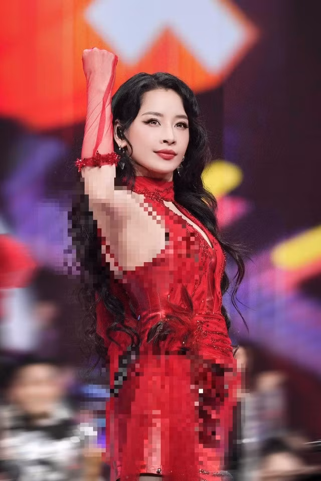 Thần thái Chi Pu trên sân khấu