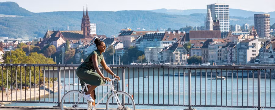 Năm nay, Basel sẽ tôn vinh sự đa dạng của mình bằng cách tổ chức hai sự kiện lớn nhất châu Âu. Đầu tiên là cuộc thi hát Eurovision vào tháng 5, rất nhiều buổi hòa nhạc ngoài trời và các bữa tiệc đường phố được tổ chức sẽ mang đến bầu không khí lễ hội vượt xa sân khấu chính. Sau đó là giải vô địch bóng đá nữ UEFA 2025 vào tháng 7. ẢNH: Basel Tourismus