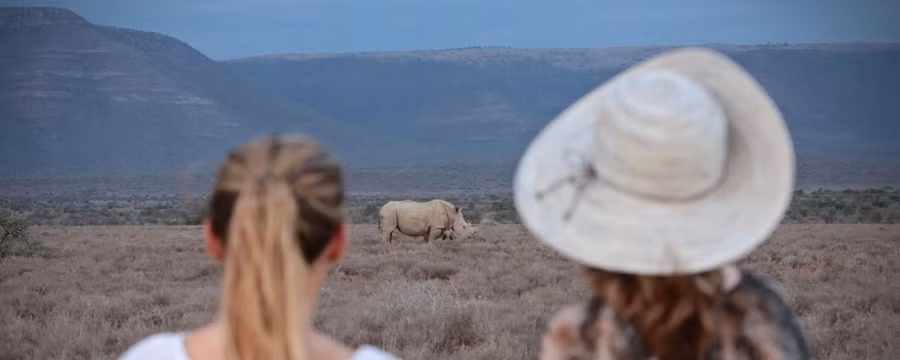 Eastern Cape thường bị đánh giá thấp so với các điểm đến phổ biến hơn ở Nam Phi. Tuy nhiên, một cách lặng lẽ, các nhà bảo tồn tận tâm đã dành nhiều thập kỷ để đưa trâu rừng, báo, voi, sư tử và tê giác trở lại khu vực và ngày càng hấp dẫn du khách khám phá. ẢNH: Samara / Rich Hallam ẢNH: Samara / Rich Hallam