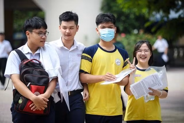 Theo quy chế thi năm 2025, kỳ thi tốt nghiệp THPT sẽ được tổ chức thành 3 buổi thi, gồm: 1 buổi thi môn ngữ văn, 1 buổi thi môn toán và 1 buổi tổ chức bài thi tự chọn.