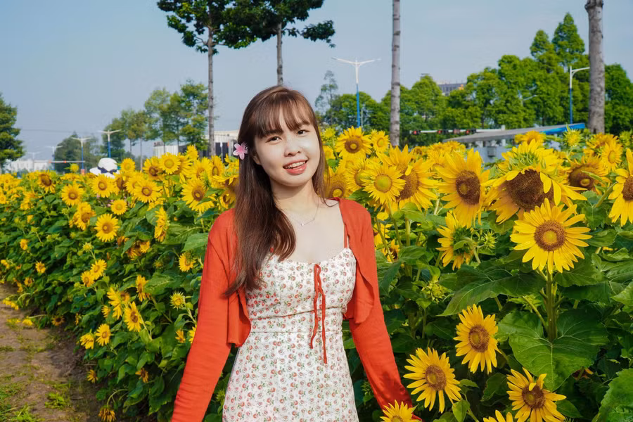 Hào hứng khi được chiêm ngưỡng cánh đồng hoa vàng rực rỡ. ẢNH: PHAN HƯƠNG