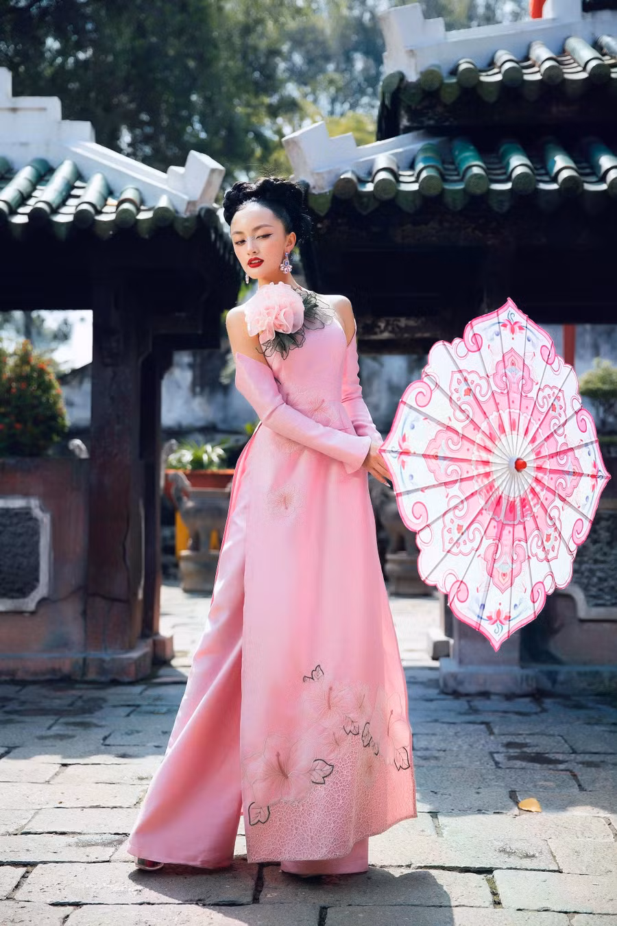 Nicole Hồ hạnh phúc khi giành chiến thắng tại cuộc thi Hoa hậu châu Á tại Mỹ. Cô bộc bạch: “Khi được sinh ra là một người con đất Việt, tôi cảm thấy may mắn khi được tiếp thu nhiều giá trị văn hóa truyền thống của dân tộc”. Ảnh: NVCC