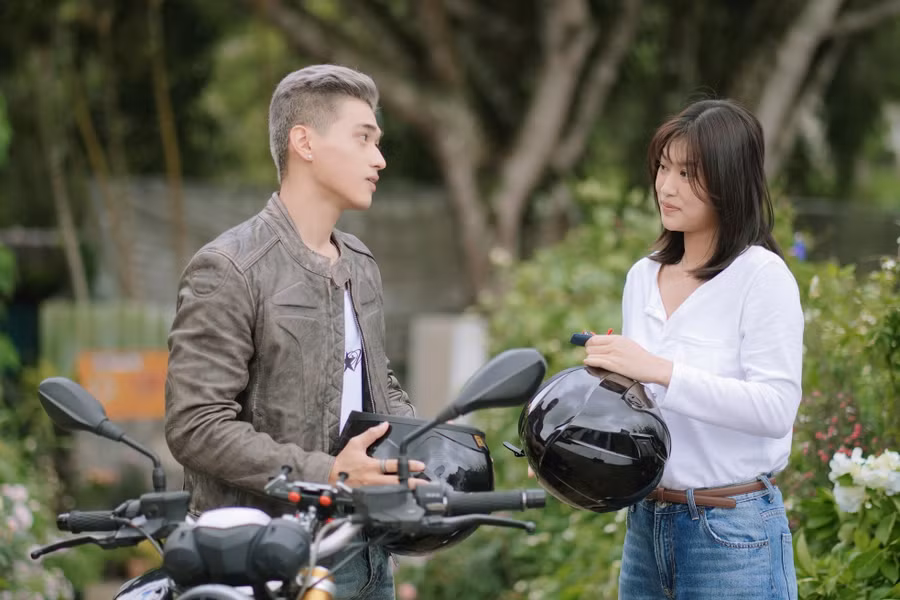 Nụ hôn bạc tỷ là phim đầu tay do Thu Trang đạo diễn.