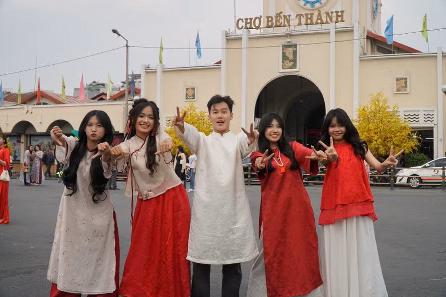 Lan Anh (sinh viên năm nhất Trường đại học Giao thông Vận tải TPHCM) cho biết, mình và nhóm bạn đã thức dậy từ rạng sáng để chuẩn bị trang phục và di chuyển tới chợ Bến Thành. "Dù đi ngang qua đây nhiều lần nhưng đây là lần đầu tiên em tham quan, chụp ảnh. Em không ngờ lại có đông người tới chụp hình như vậy. Không khí rộn ràng, vui vẻ như mùng 1 Tết", Lan Anh nói.
