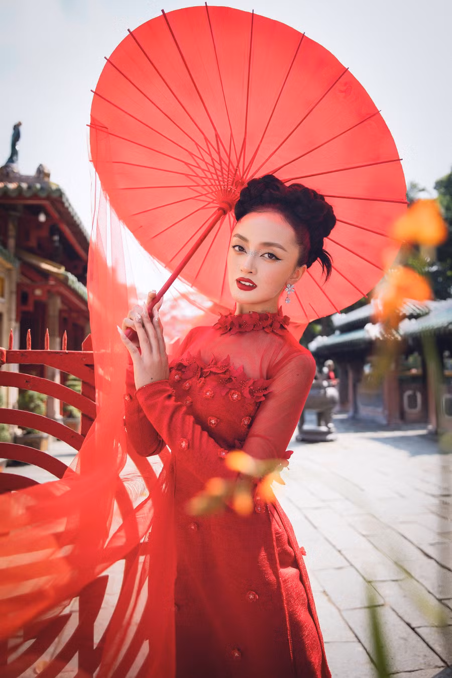Trong quá trình hợp tác chung, nhà thiết kế Minh Châu đặc biệt ấn tượng với nét đẹp đậm chất Á Đông của Nicole Hồ. Anh cùng ê kíp chọn layout với điểm nhấn là kiểu tóc được búi cầu kỳ, lối trang điểm sắc sảo để tôn lên nhan sắc của Hoa hậu châu Á tại Mỹ. Ảnh: NVCC