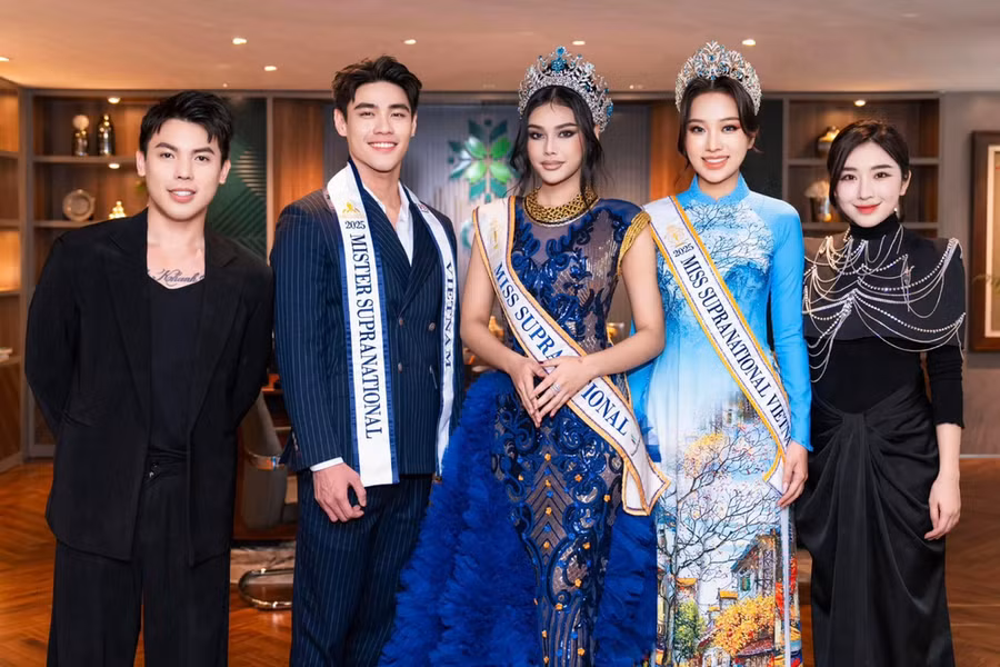 Đại diện đơn vị nắm bản quyền tại Việt Nam và Hoa hậu Harashta Haifa Zahra trao sash cho 2 đại diện