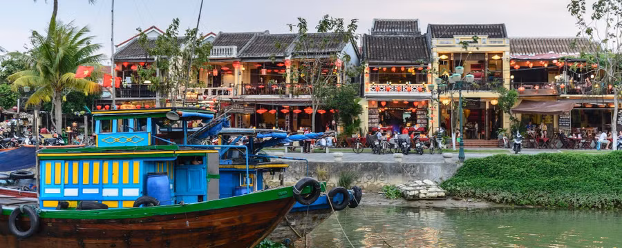 Hãy bắt chuyến tàu Thống Nhất cho hành trình nam - bắc, và điểm đến phải dừng là Hội An xinh đẹp, với những con phố rợp bóng cây gồm những ngôi nhà, chợ và nhà hàng xưa cũ. Sau đó, hãy đến Quảng Trị thăm địa đạo Vịnh Mốc và Nghĩa trang quốc gia Trường Sơn. Tiếp tục đi về phía bắc để khám phá những con đường quanh co của thủ đô Hà Nội. Tại đây, tham quan nhà tù Hỏa Lò, còn được gọi là “Hà Nội Hilton”, hay vịnh Hạ Long, Sa Pa, Hà Giang…