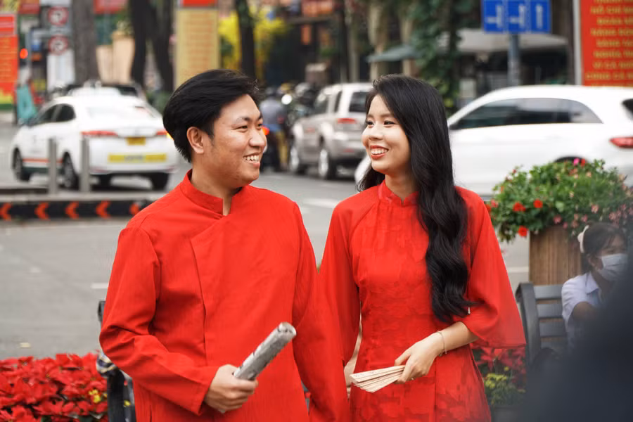 Các cặp đôi cũng tận dụng dịp này để diện áo dài chụp hình. Với lợi thế không gian thoáng mát, yên bình, nhiều cây xanh, hồ Con Rùa rất phù hợp để chụp ảnh Tết.