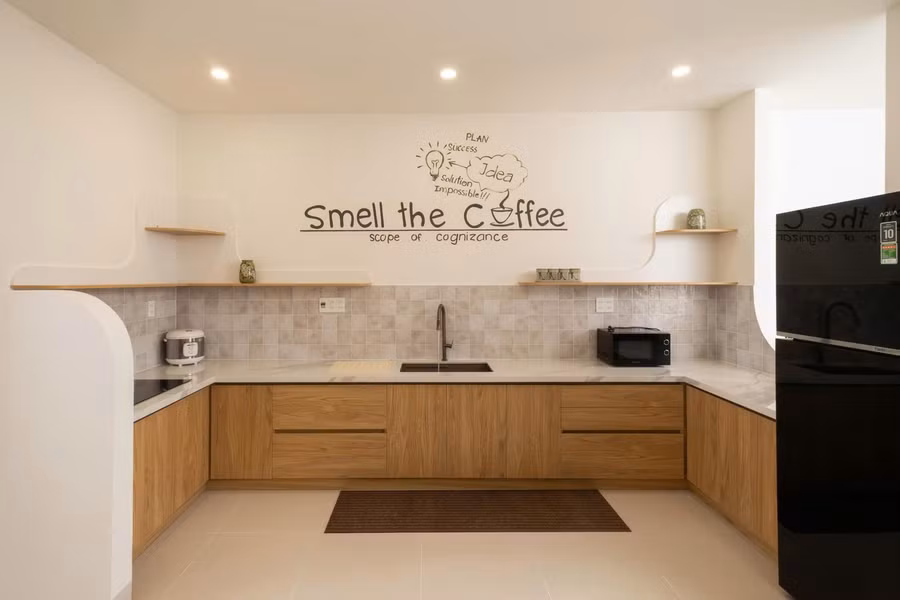 Khu bếp là sự hòa quyện giữa tối giản, ấm cúng đầy cảm hứng.