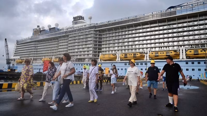 Du khách tàu Ovation of the Seas xuống cảng Chân Mây bắt đầu chương trình thăm Huế (Ảnh: Sở Du lịch Huế cung cấp)