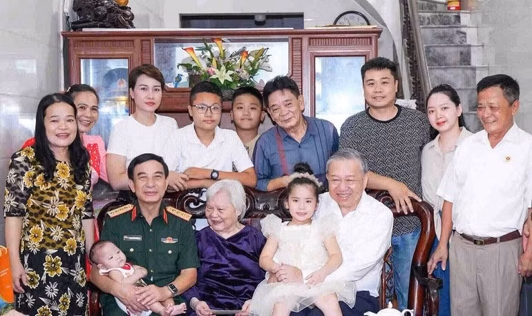 Tổng Bí thư Tô Lâm và Đại tướng Phan Văn Giang, Bộ trưởng Quốc phòng chụp ảnh lưu niệm cùng đại gia đình Mẹ Việt Nam Anh hùng Nguyễn Thị Oanh. (Ảnh: THÀNH CƯỜNG)
