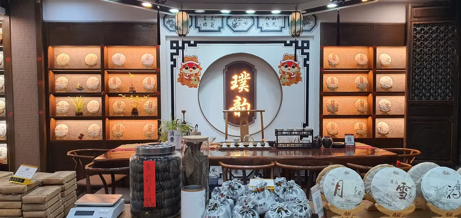 Góc trà trong một trà quán.